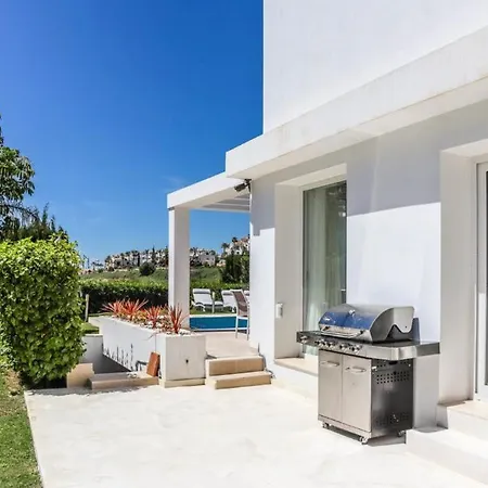 Villa El Paraiso Sleeps 8 With Pool Air Con And Wifi Estepona